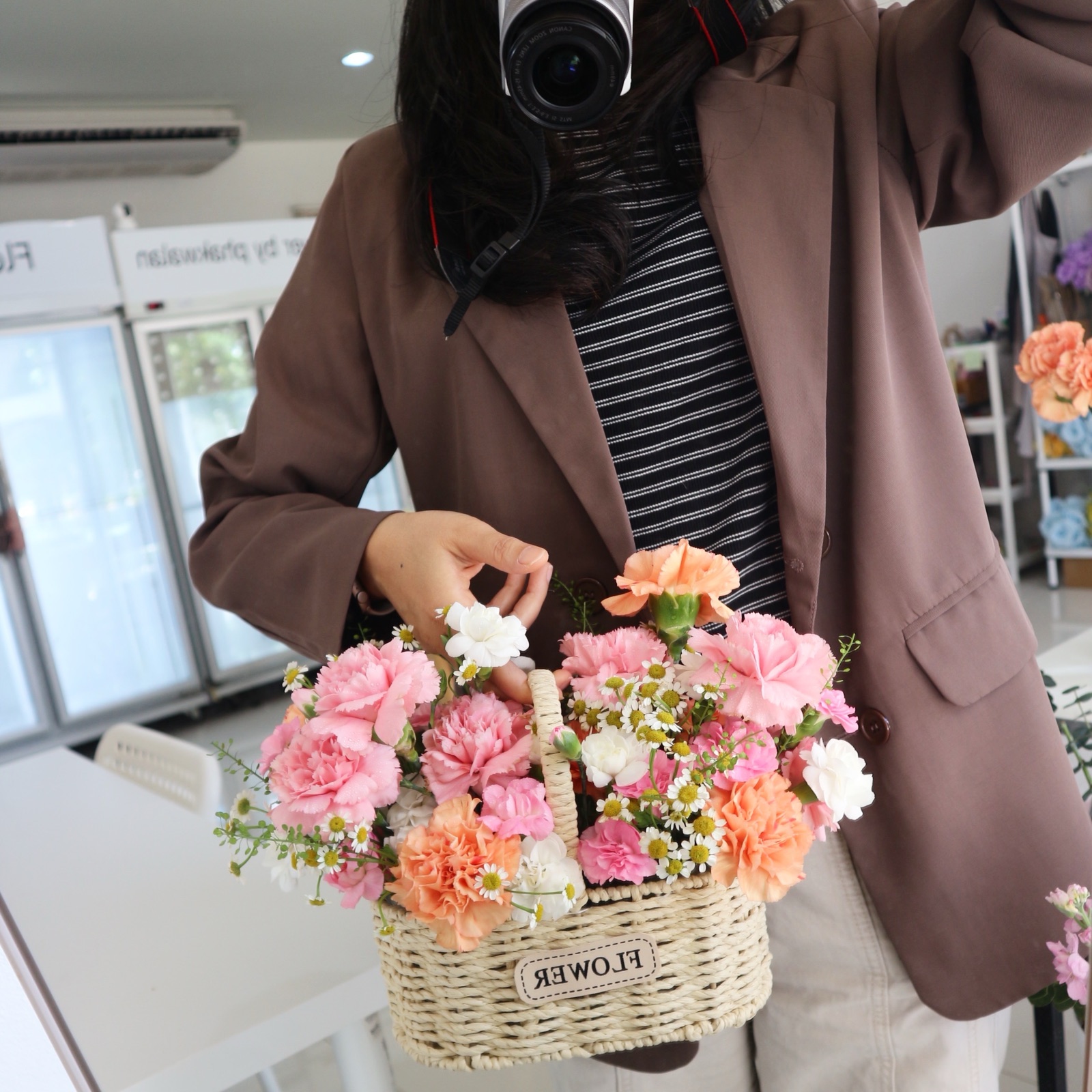 ลูกค้าถือกระเช้าดอกไม้สด Flower by Phakwalan