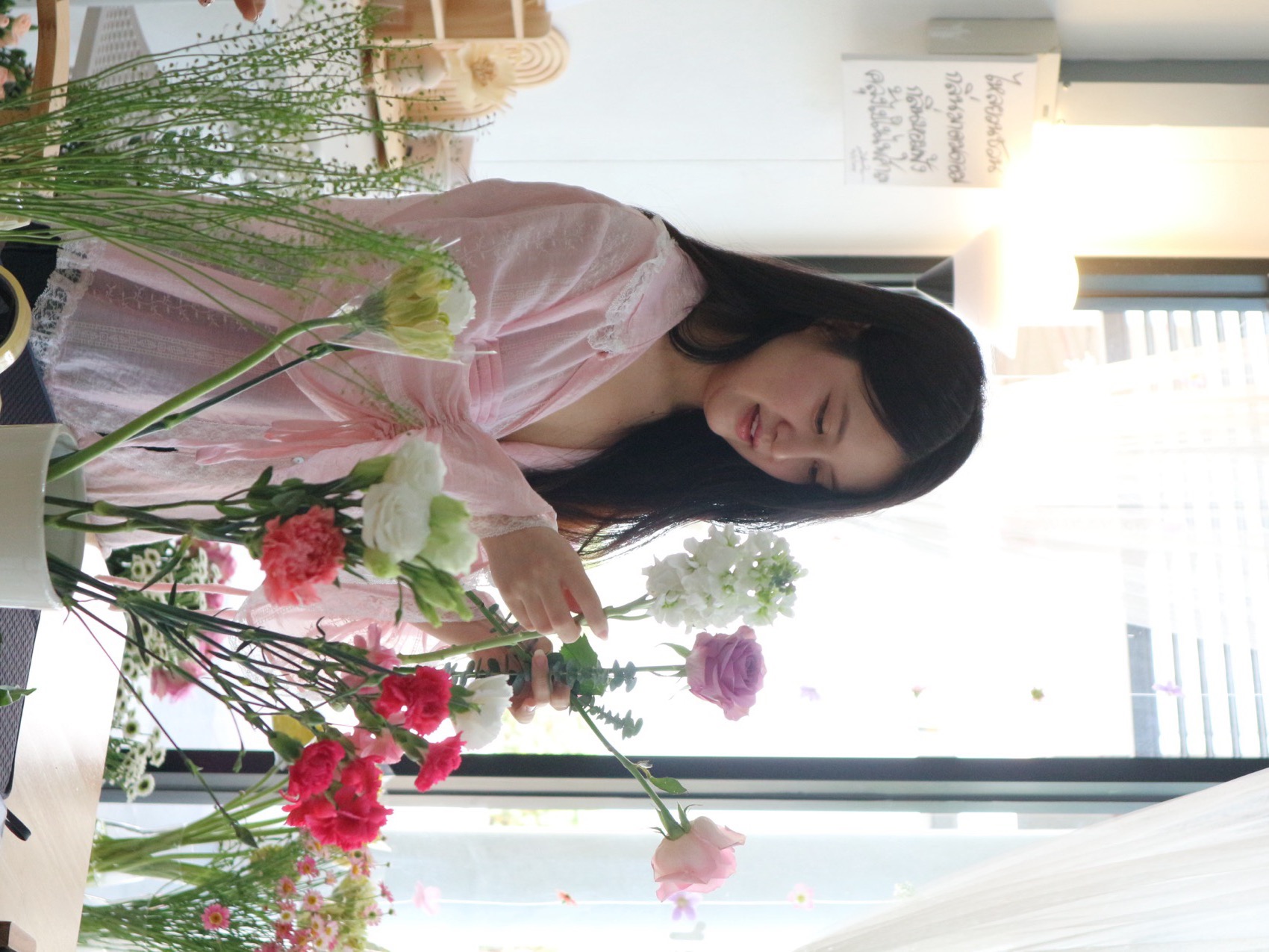 บรรยากาศจัดดอกไม้สดในร้าน Flower by Phakwalan